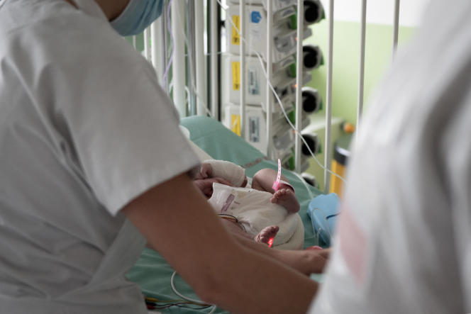 Des infirmières s’occupent d’un bébé admis en soins intensifs à l’hôpital Robert-Debré à Paris, le 28 octobre 2022.